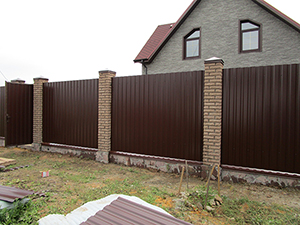 забор с кирпичными столбами фото от компании Комфорт у дома