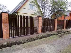 забор с кирпичными столбами фото от компании Комфорт у дома