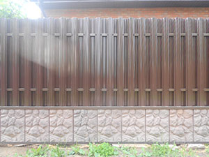 заборы для дачи из металлического штакетника на фото от компании Комфорт у дома